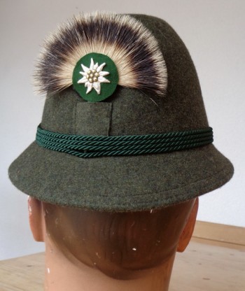 DACHSRADL MIT GOLDSTICKEREI