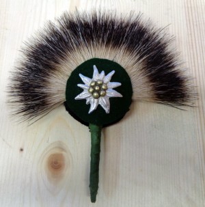 DACHSRADL MIT GOLDSTICKEREI