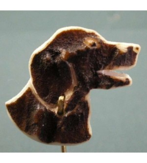 ANSTECKNADEL AUS HIRSCHHORN HUND