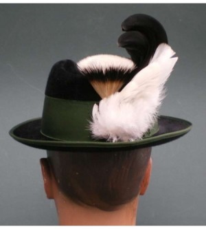 DACHSBART MIT SPIELHAHNFEDER