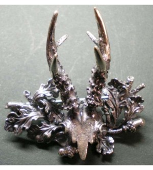 REHKRICKERL MIT EICHENLAUB