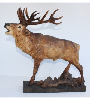 Geschnitzter röhrender Hirsch