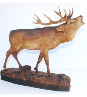 Geschnitzter Brunfthirsch