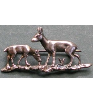 hat pin - deer with fawn