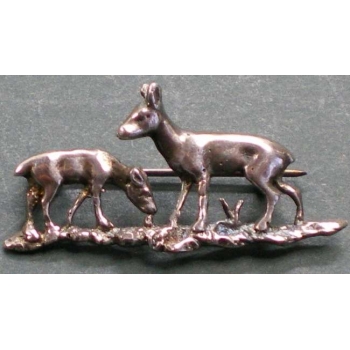 hat pin - deer with fawn