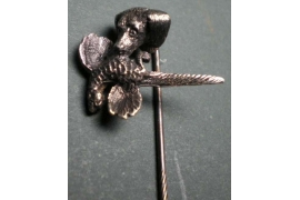 hat pin - dog with pheasant